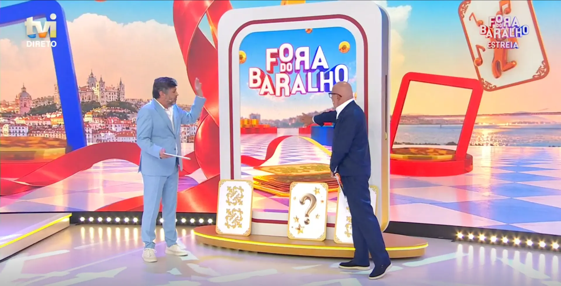 A mecânica de "chamar o jogo": o apresentador simula o clique numa televisão gigante.